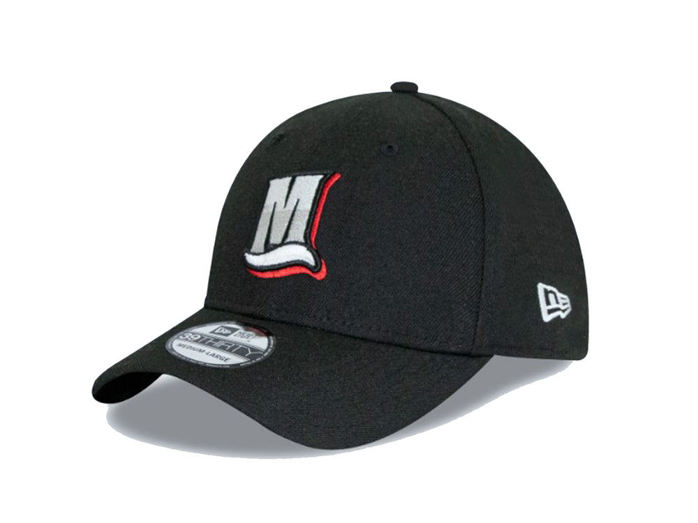 Gorra de béisbol New Era color negro con logotipo bordado en blanco y rojo en la parte frontal.