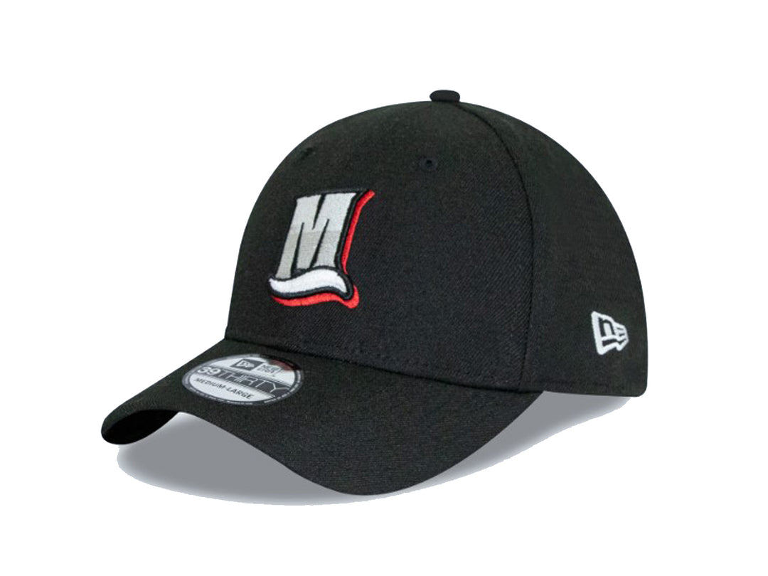 Gorra de béisbol New Era color negro con logotipo bordado en blanco y rojo en la parte frontal.