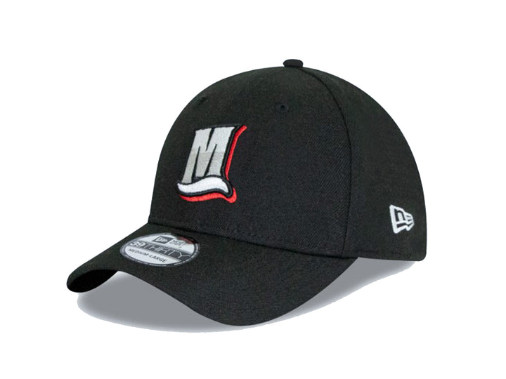 Gorra de béisbol New Era color negro con logotipo bordado en blanco y rojo en la parte frontal.