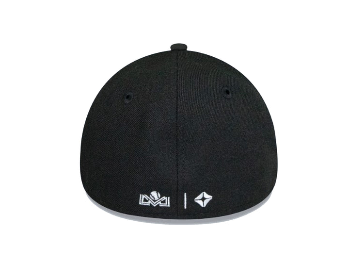 Gorra de béisbol New Era color negro con logotipo bordado en blanco y rojo en la parte frontal.