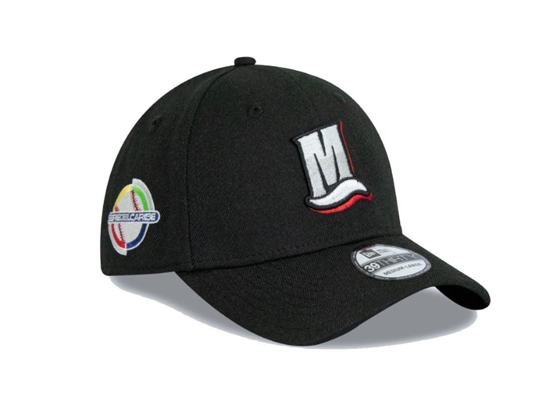 Gorra de béisbol New Era color negro con logotipo bordado en blanco y rojo en la parte frontal.