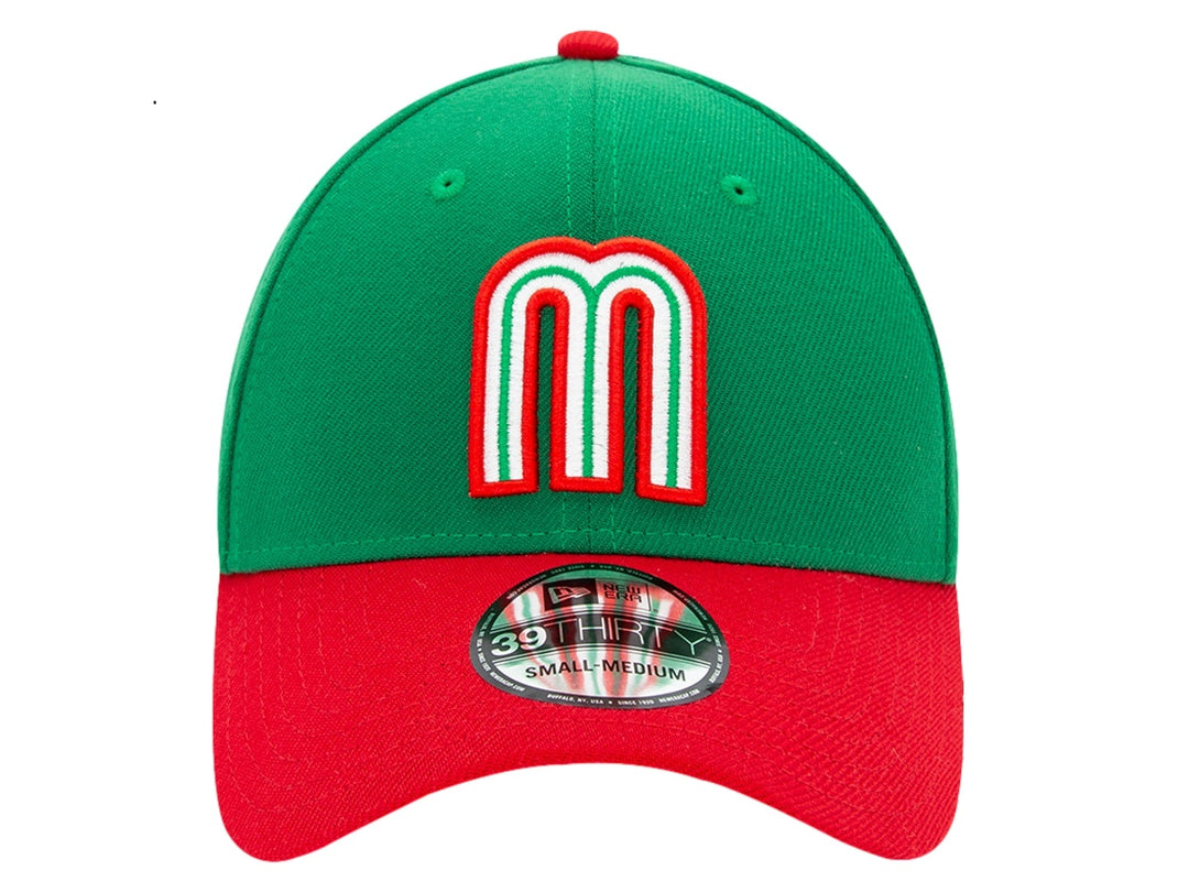 Gorra New Era de color verde con visera roja y una letra M bordada en el centro en colores blanco y rojo.