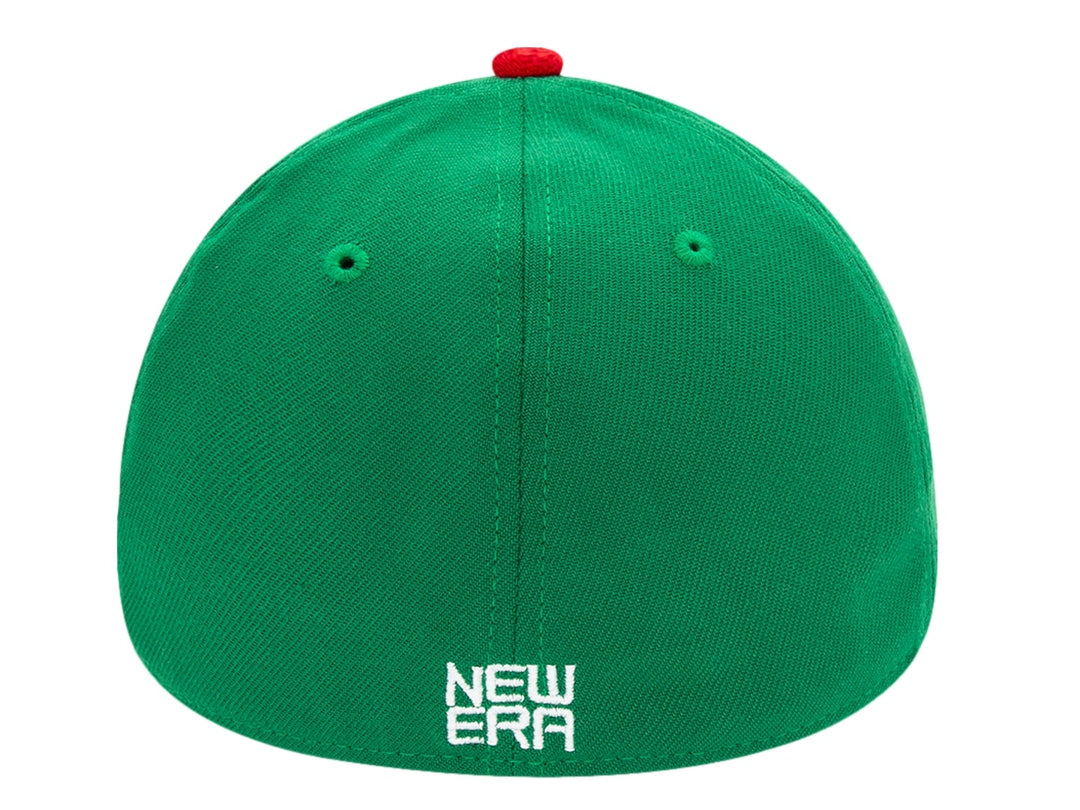 Gorra New Era de color verde con visera roja y una letra M bordada en el centro en colores blanco y rojo.