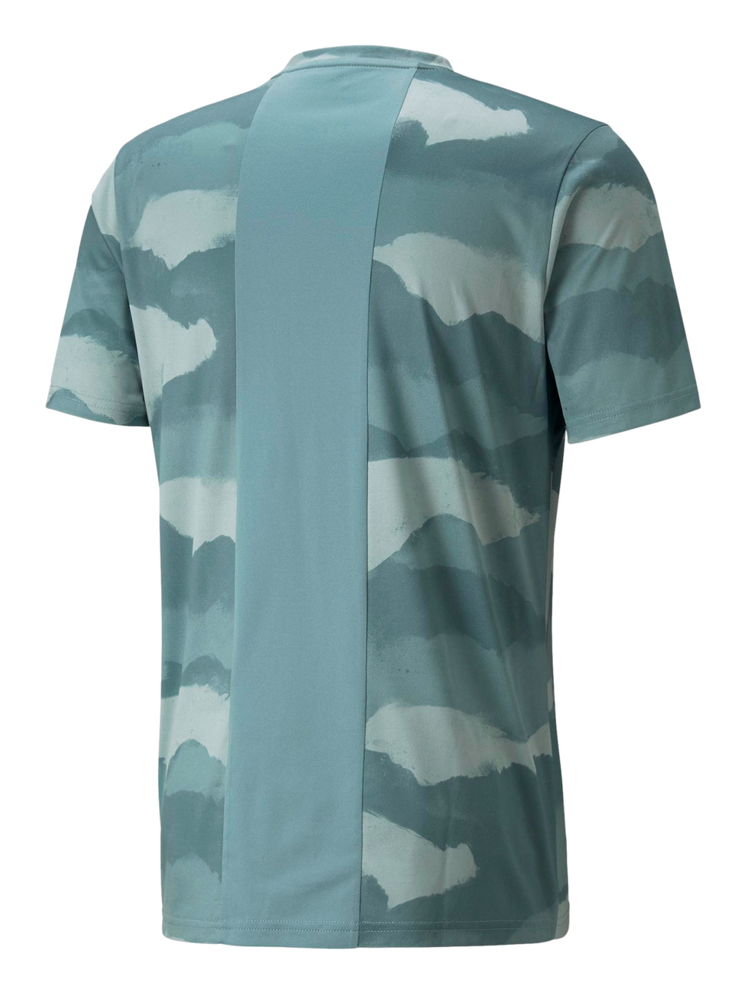 Hombre vistiendo camiseta deportiva PUMA color mineral blue con estampado abstracto en tonos azules y verdes.
