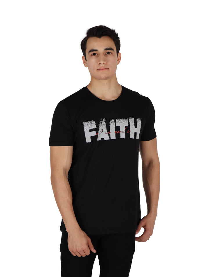 Hombre vistiendo playera negra de manga corta con cuello redondo y estampado blanco que dice FAITH.