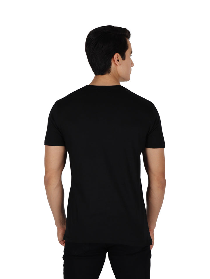 Hombre vistiendo playera negra de manga corta con cuello redondo y estampado blanco que dice FAITH.
