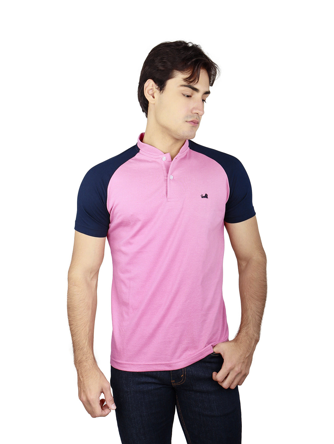 Hombre vistiendo playera de manga corta color rosa con mangas azul marino.