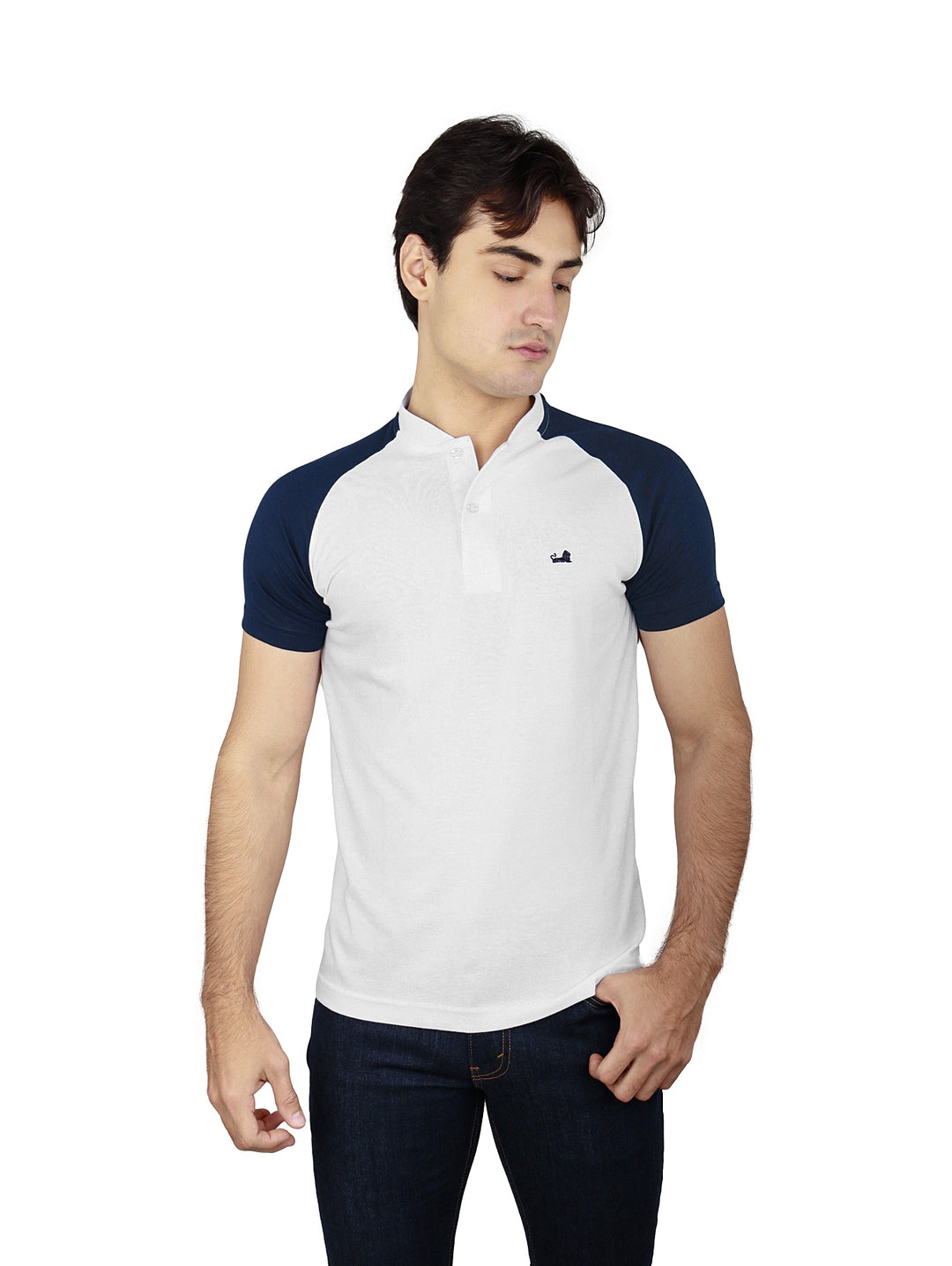 Hombre vistiendo playera de manga corta color blanco con mangas azul marino de la marca Authentic Lyon.