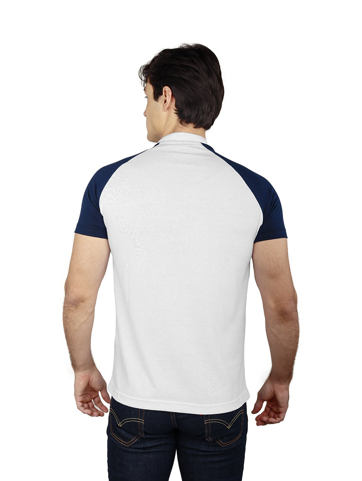 Hombre vistiendo playera de manga corta color blanco con mangas azul marino de la marca Authentic Lyon.