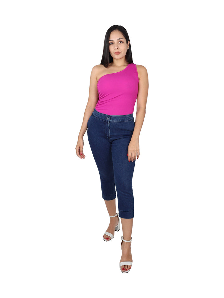 Mujer vistiendo pantalones capri de mezclilla en color azul oscuro.