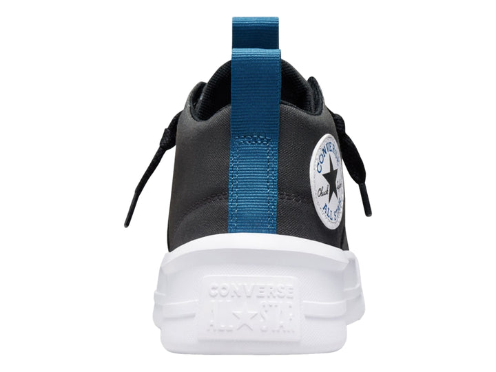 Tenis Converse Chuck Taylor All Star Ultra Mid color gris oscuro con suela blanca y plataforma para niños.