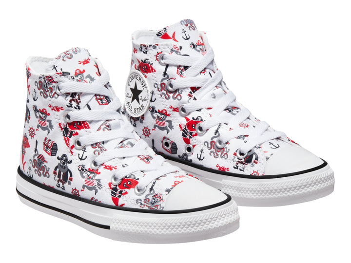 Tenis Converse Chuck Taylor All Star Hi blancos con estampado de piratas en rojo y negro.