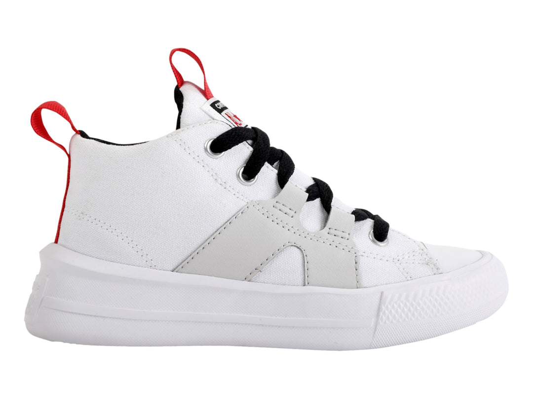 Tenis Converse blancos de corte medio con agujetas negras y tiradores rojos en el talón y lengüeta.