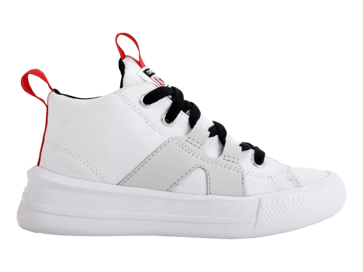 Tenis Converse blancos de corte medio con agujetas negras y tiradores rojos en el talón y lengüeta.