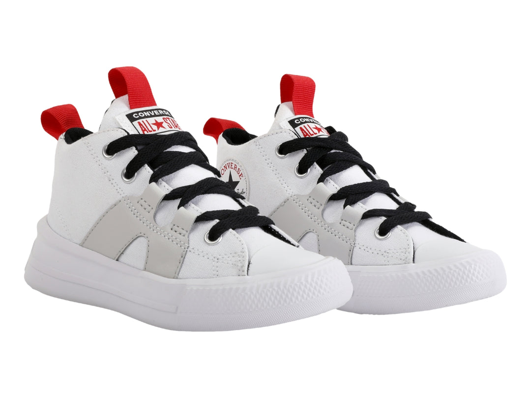 Tenis Converse blancos de corte medio con agujetas negras y tiradores rojos en el talón y lengüeta.