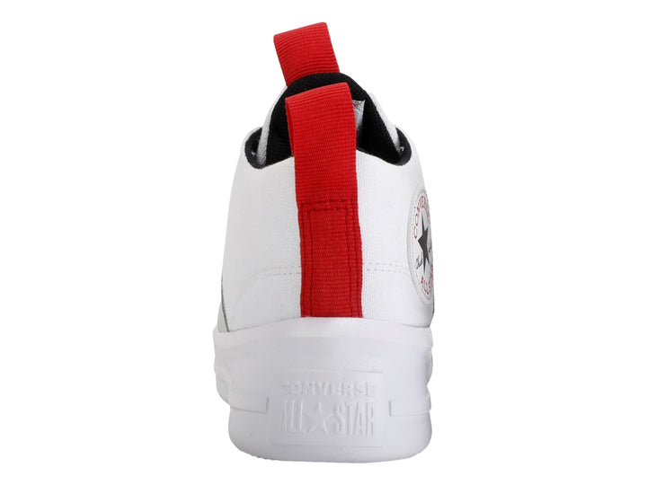 Tenis Converse blancos de corte medio con agujetas negras y tiradores rojos en el talón y lengüeta.