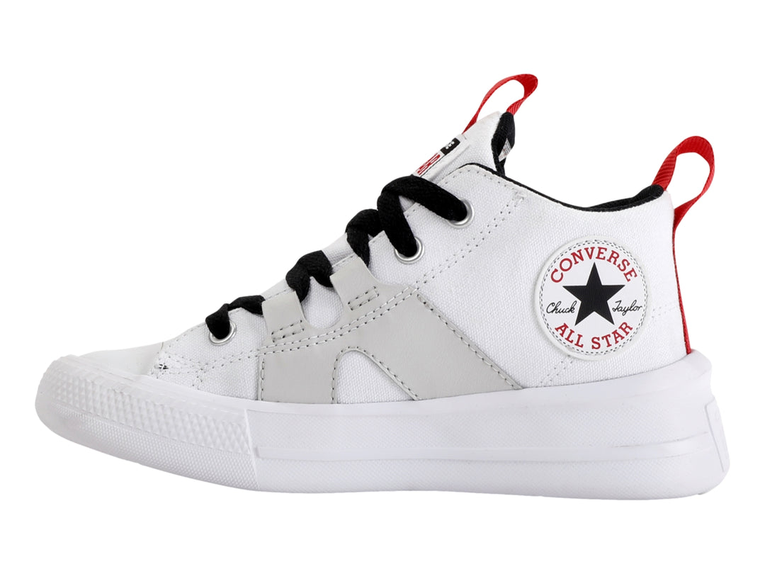 Tenis Converse blancos de corte medio con agujetas negras y tiradores rojos en el talón y lengüeta.