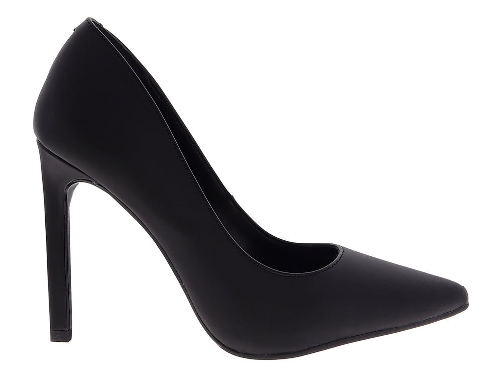Zapato de tacón alto estilo stiletto en color negro con acabado mate y punta cerrada para mujer.