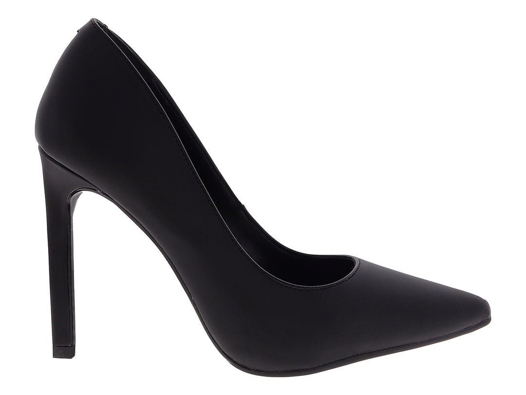 Zapato de tacón alto estilo stiletto en color negro con acabado mate y punta cerrada para mujer.