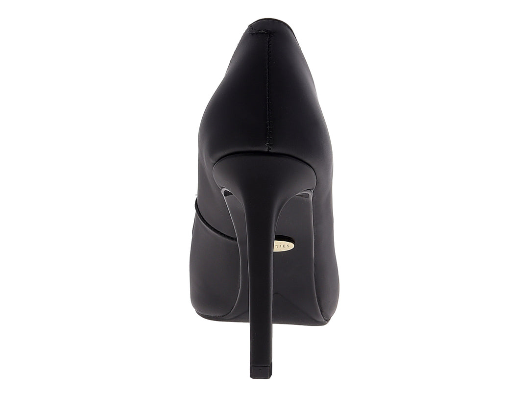 Zapato de tacón alto estilo stiletto en color negro con acabado mate y punta cerrada para mujer.