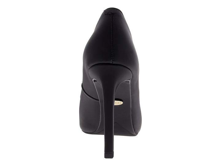 Zapato de tacón alto estilo stiletto en color negro con acabado mate y punta cerrada para mujer.