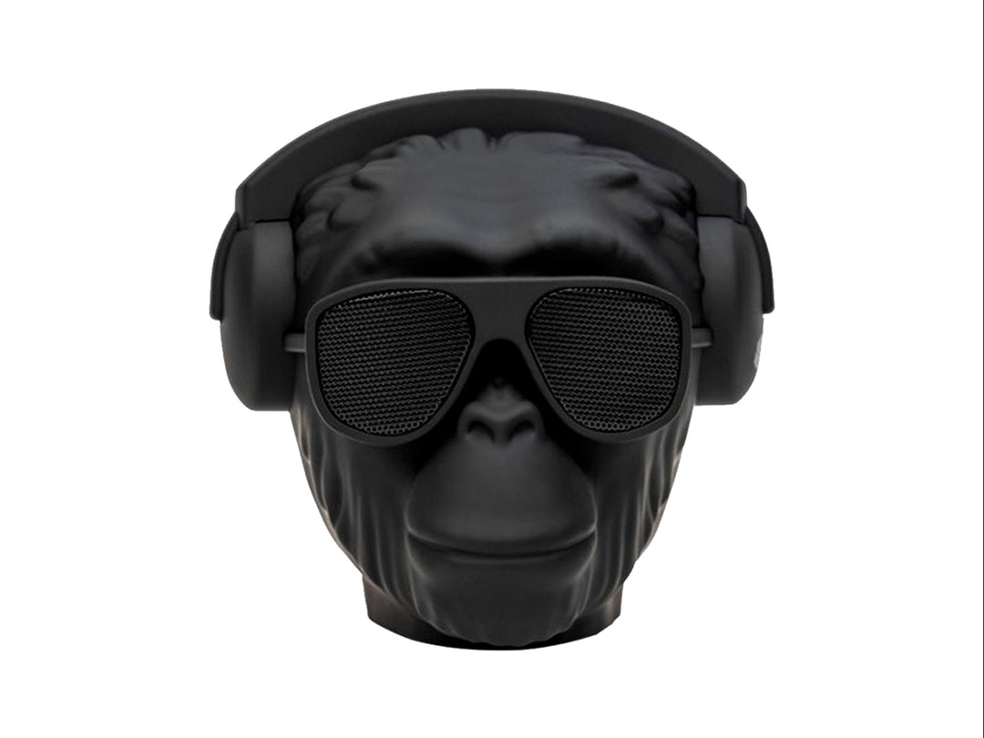 Bocina Bluetooth con forma de cabeza de mono en color negro mate, usando lentes de sol y audífonos.