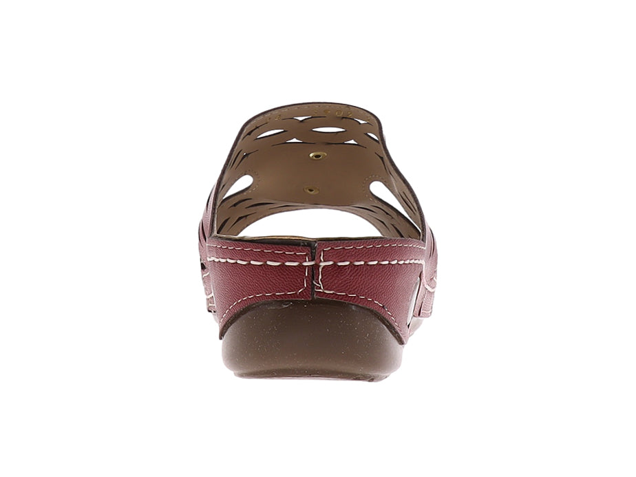 Sandalia color merlot con diseño calado y adornos de flores en la parte superior.