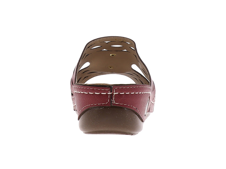 Sandalia color merlot con diseño calado y adornos de flores en la parte superior.