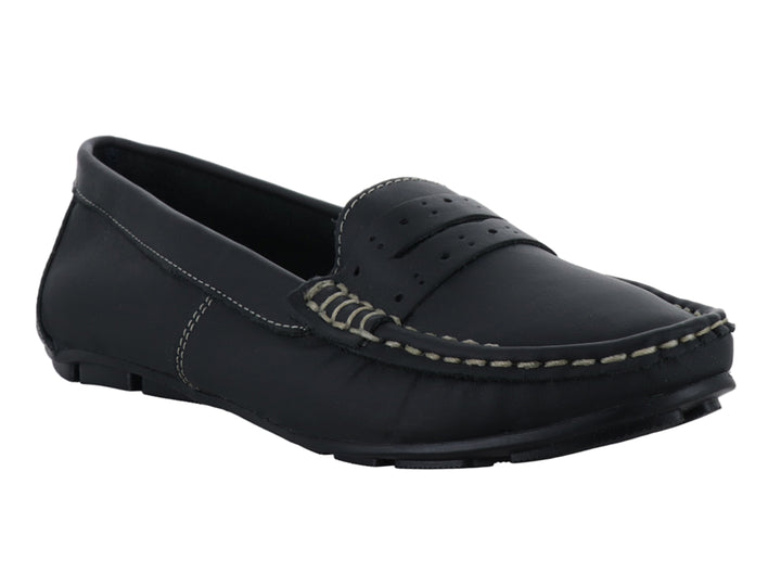 Zapato tipo mocasín color negro con costuras decorativas en tono beige.