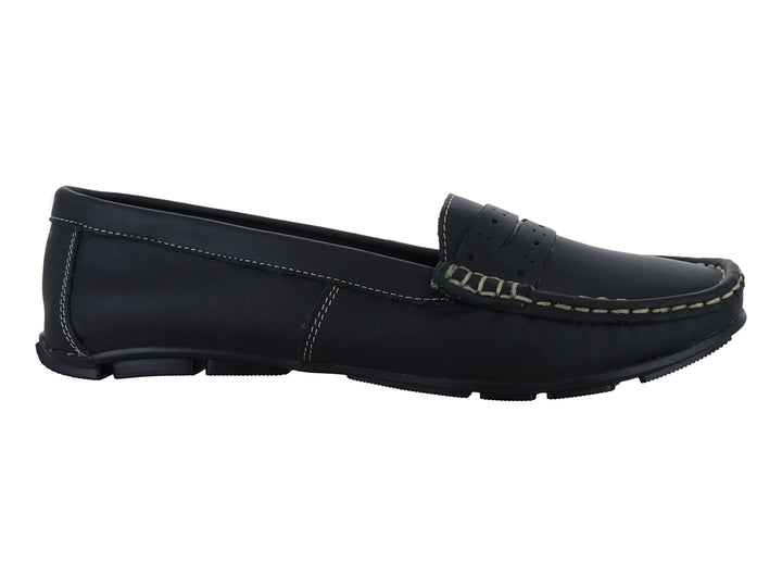 Zapato tipo mocasín color negro con costuras decorativas en tono beige.