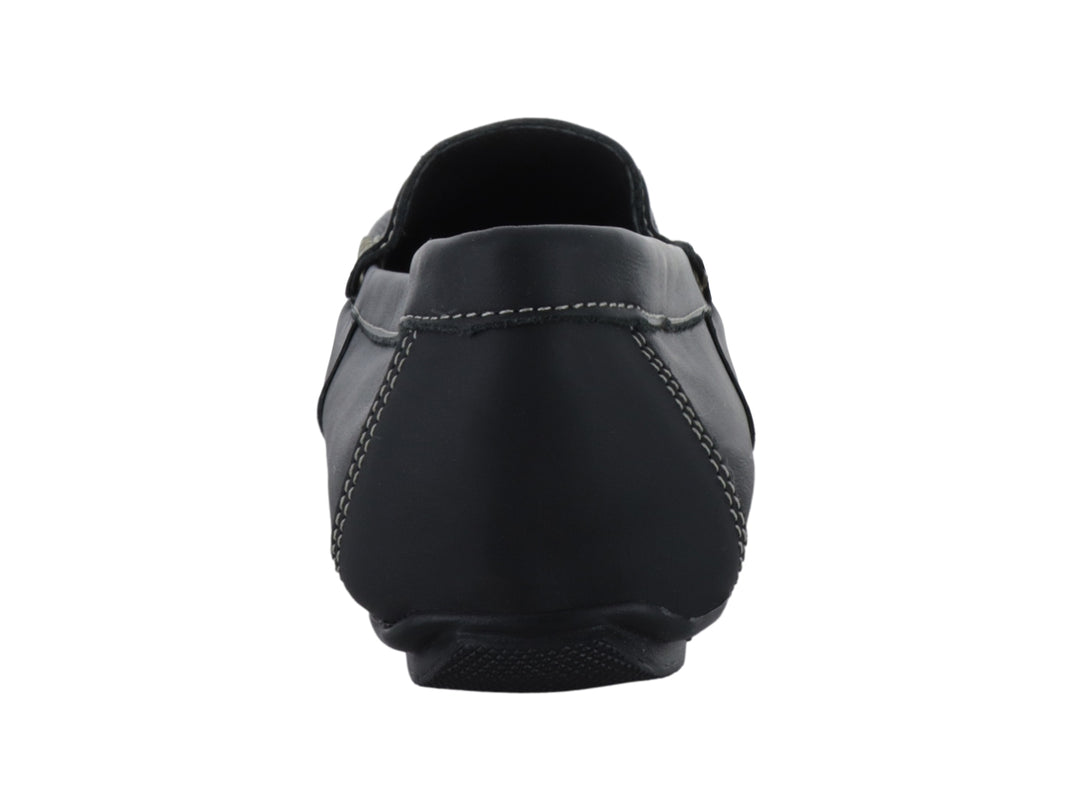 Zapato tipo mocasín color negro con costuras decorativas en tono beige.