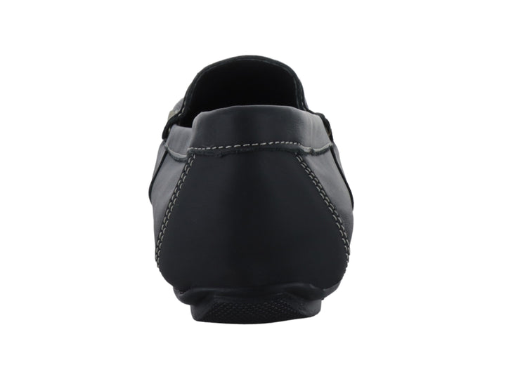 Zapato tipo mocasín color negro con costuras decorativas en tono beige.