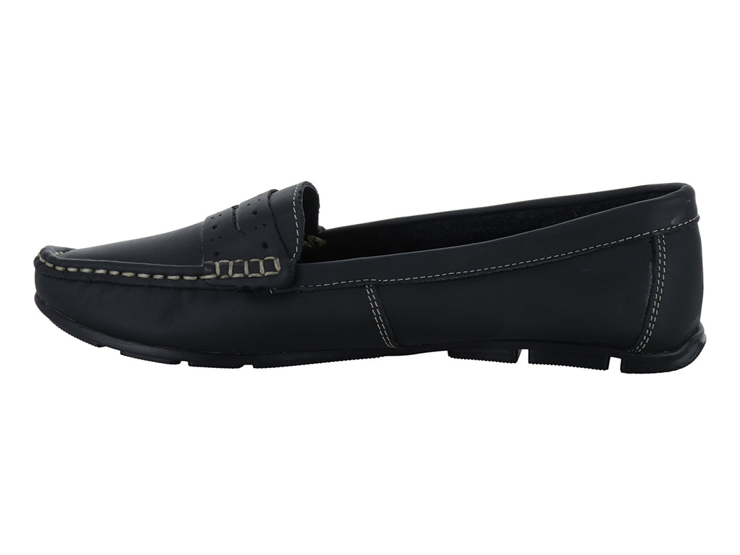 Zapato tipo mocasín color negro con costuras decorativas en tono beige.
