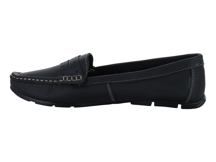Zapato tipo mocasín color negro con costuras decorativas en tono beige.