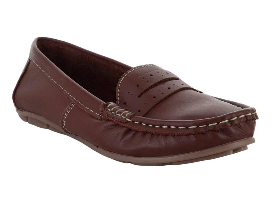 Zapato tipo mocasín para niña en color tan de cuero napa con costuras decorativas blancas.