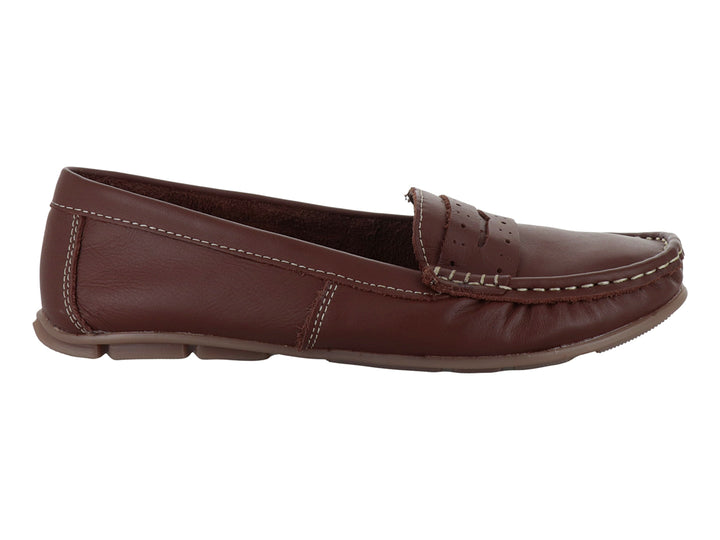 Zapato tipo mocasín para niña en color tan de cuero napa con costuras decorativas blancas.