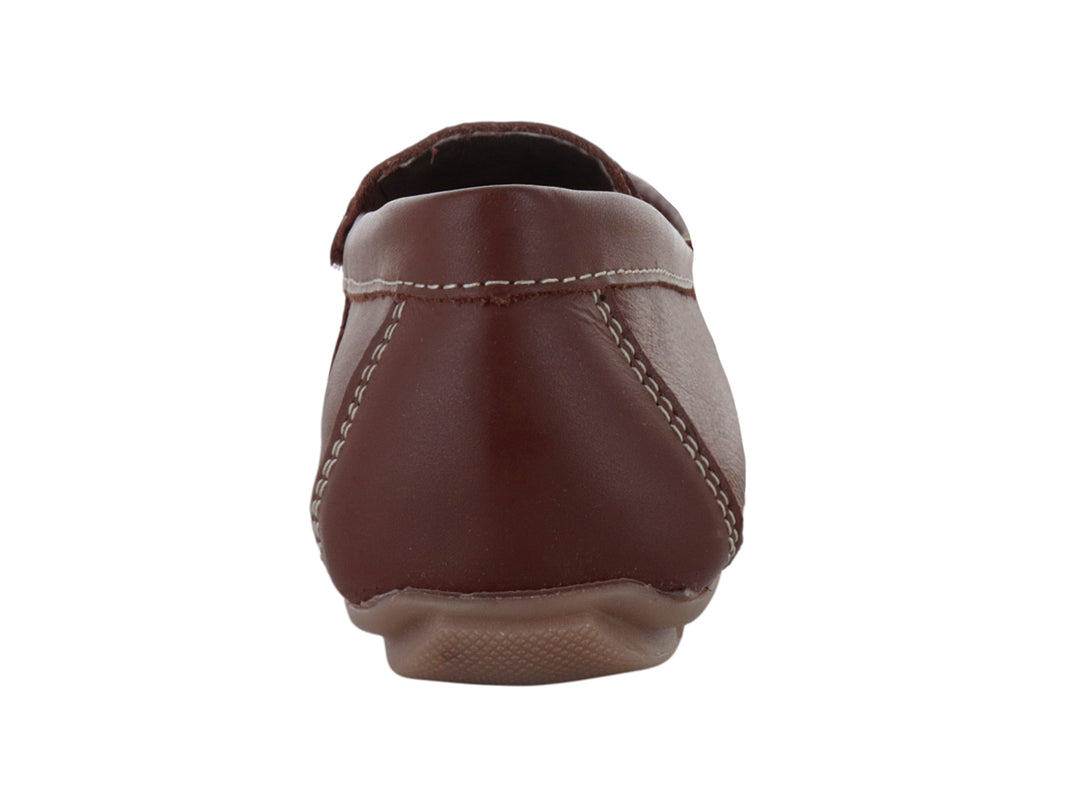 Zapato tipo mocasín para niña en color tan de cuero napa con costuras decorativas blancas.