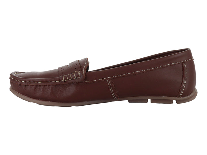 Zapato tipo mocasín para niña en color tan de cuero napa con costuras decorativas blancas.