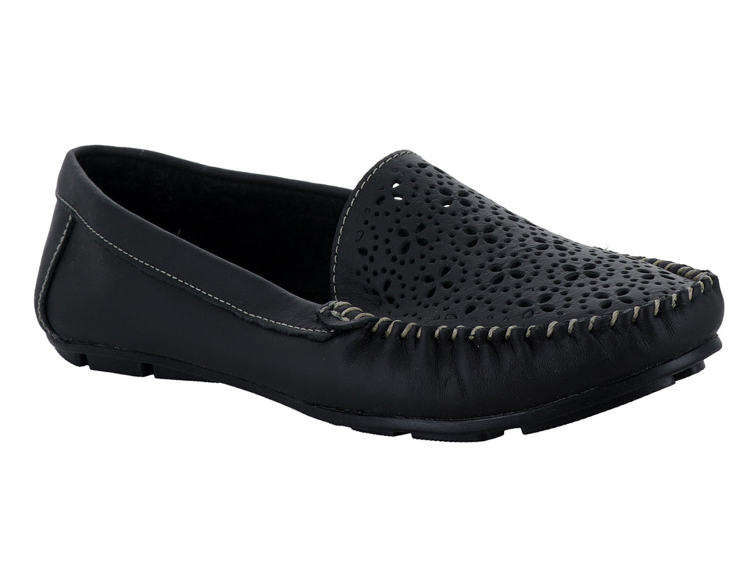 Zapato tipo mocasín color negro de material napa con detalles perforados en la parte superior y costuras visibles.