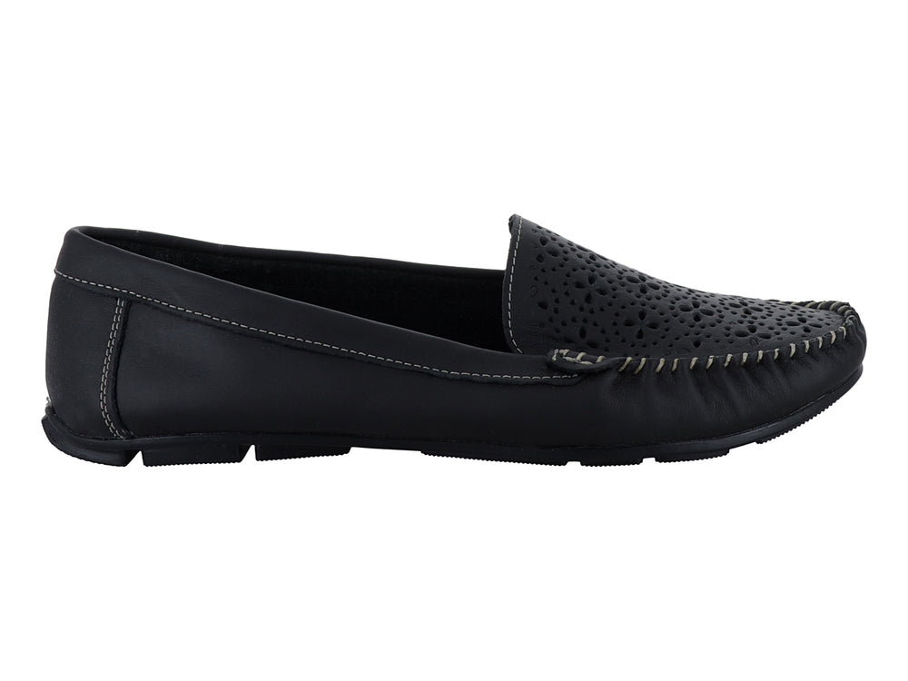 Zapato tipo mocasín color negro de material napa con detalles perforados en la parte superior y costuras visibles.