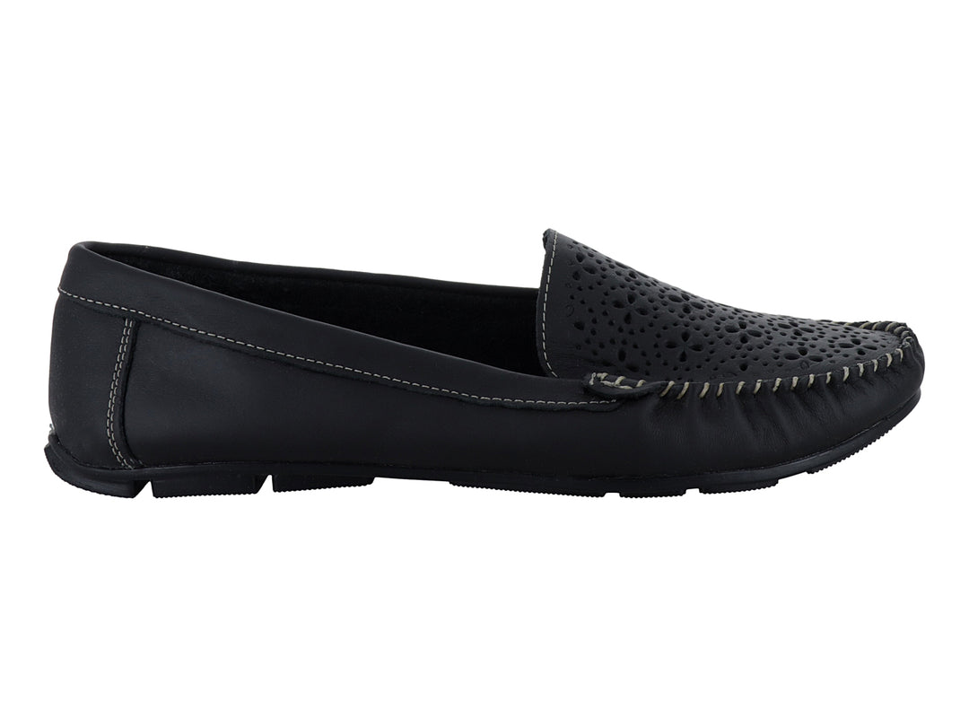Zapato tipo mocasín color negro de material napa con detalles perforados en la parte superior y costuras visibles.