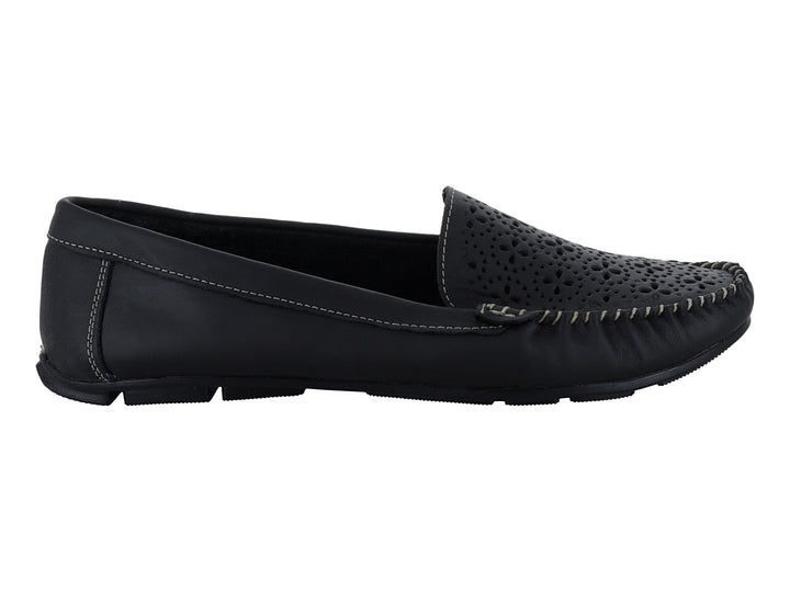 Zapato tipo mocasín color negro de material napa con detalles perforados en la parte superior y costuras visibles.
