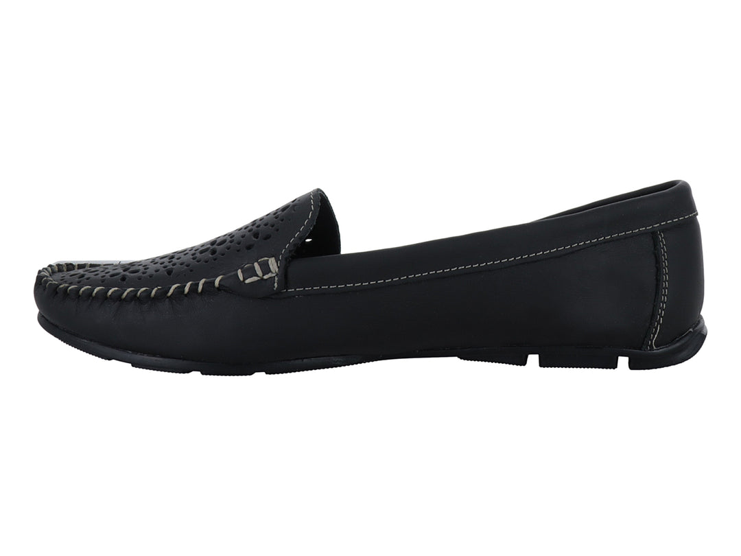 Zapato tipo mocasín color negro de material napa con detalles perforados en la parte superior y costuras visibles.