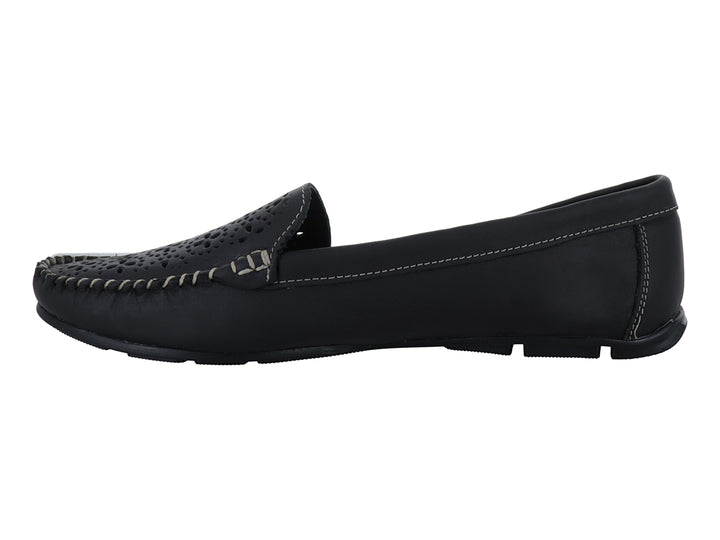 Zapato tipo mocasín color negro de material napa con detalles perforados en la parte superior y costuras visibles.