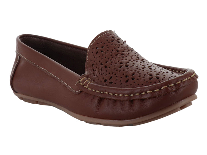 Zapato tipo mocasín color tan de cuero con detalles perforados en la parte superior y costuras visibles.