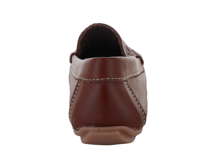 Zapato tipo mocasín color tan de cuero con detalles perforados en la parte superior y costuras visibles.