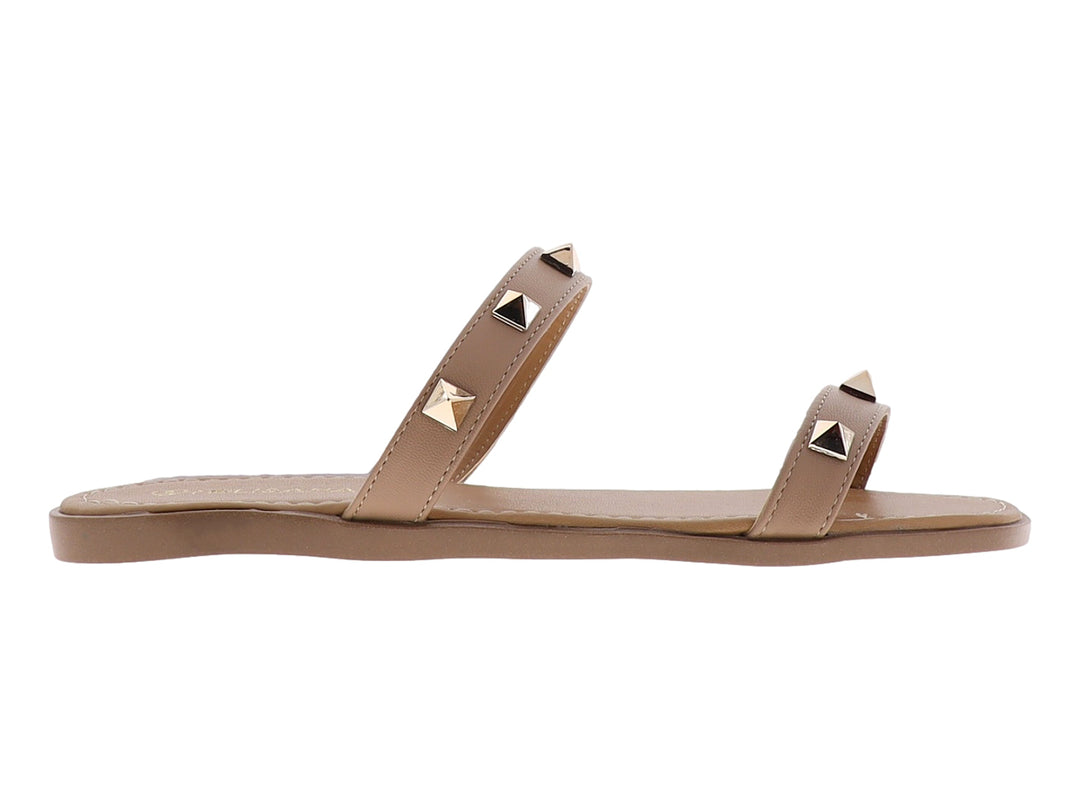 Sandalias planas color beige con tachuelas doradas para niña.