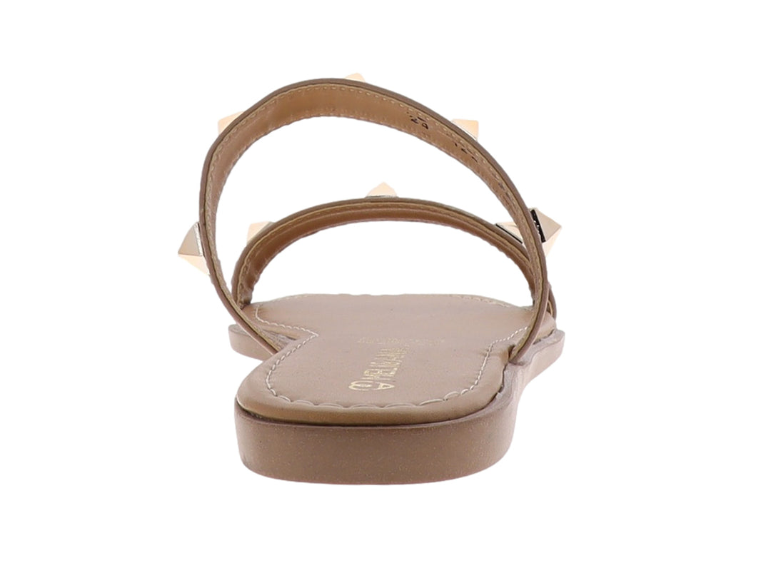 Sandalias planas color beige con tachuelas doradas para niña.