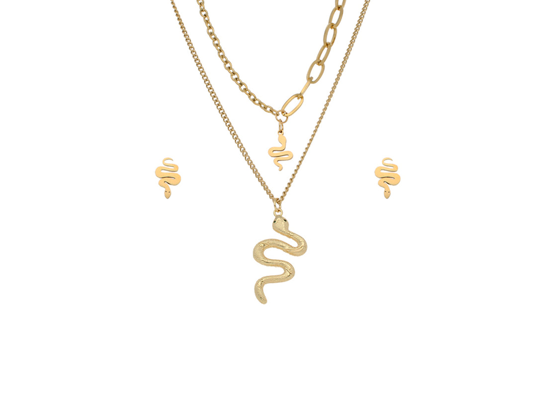 Set de joyería color oro compuesto por dos collares y aretes con diseño de serpiente.