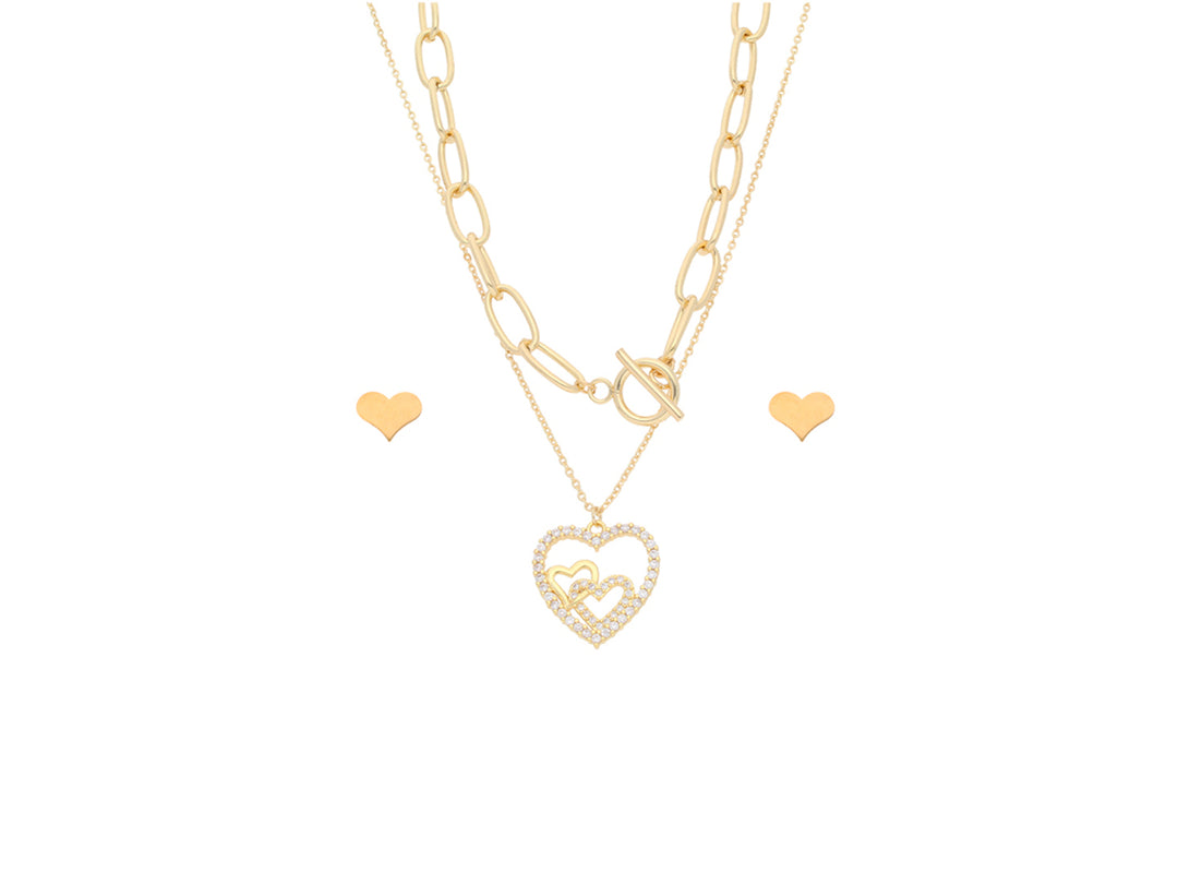 Set de joyería en color oro compuesto por dos collares con dije de corazón y aretes pequeños en forma de corazón.